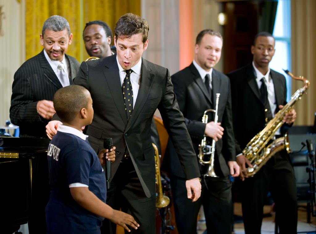 Musician Harry Connick Jr., center, talks with Derrick Hopkins Jr., 10, from the Myrtilla Miner Elementary School’s glee club, during Sunday’s preview performance of the White House’s annual Governors’ Ball.