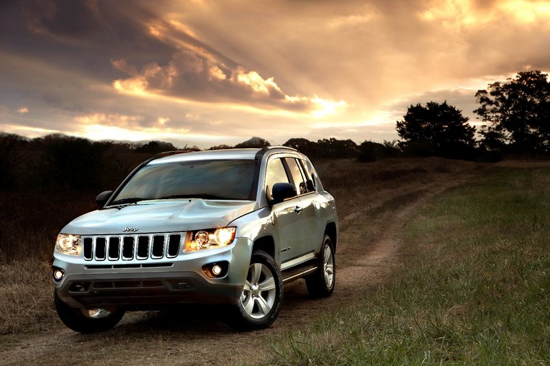 An entirely new front end and other cosmetic tweaks has turned Jeep’s 2011 Compass from an ugly duckling into a scaled-down version of the gorgeous new Grand Cherokee.