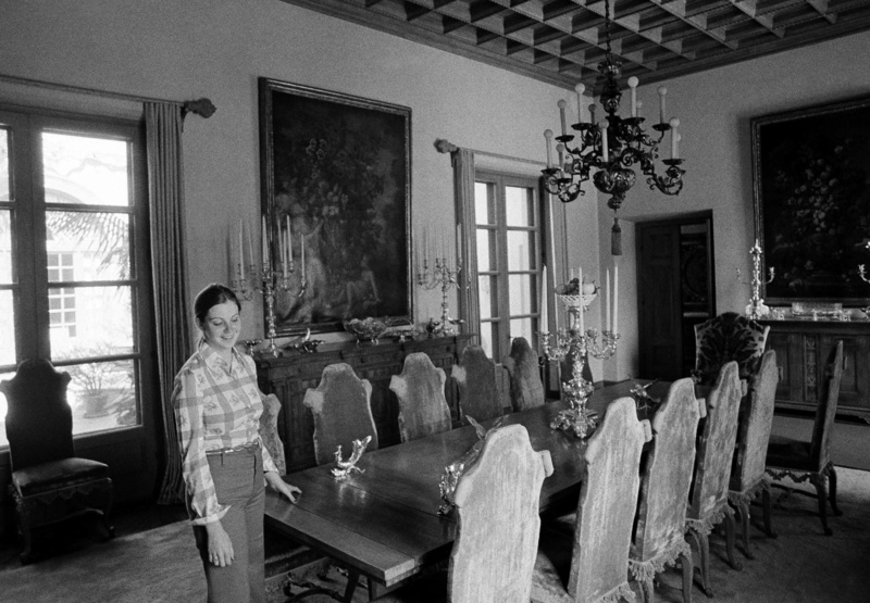 “Oh, Social Security and Medicare have no place to sit.” A reader likens the GOP’s choice of cuttable programs to a family situation. Standing Smiling Chandelier Home Interior