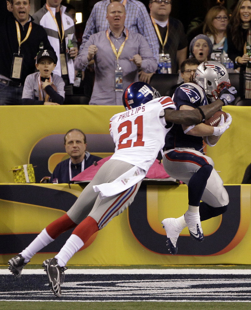 Patriots running back Danny Woodhead beats Giants safety Kenny Phillips for a touchdown catch just before halftime that gave the Patriots their first lead – 10-9.