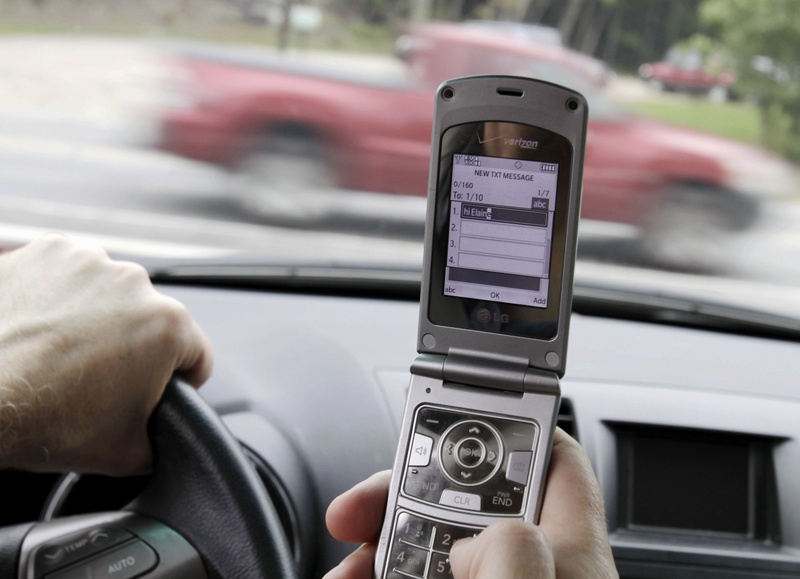 Drivers should focus their attention on the road, not their phones, a reader says.