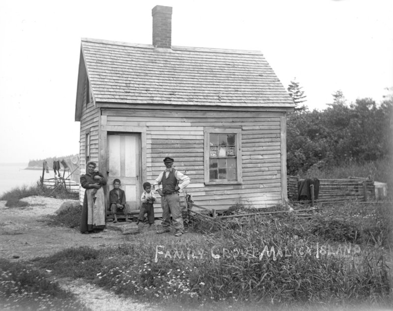 Rosella and John Eason pose with their children in 1911.