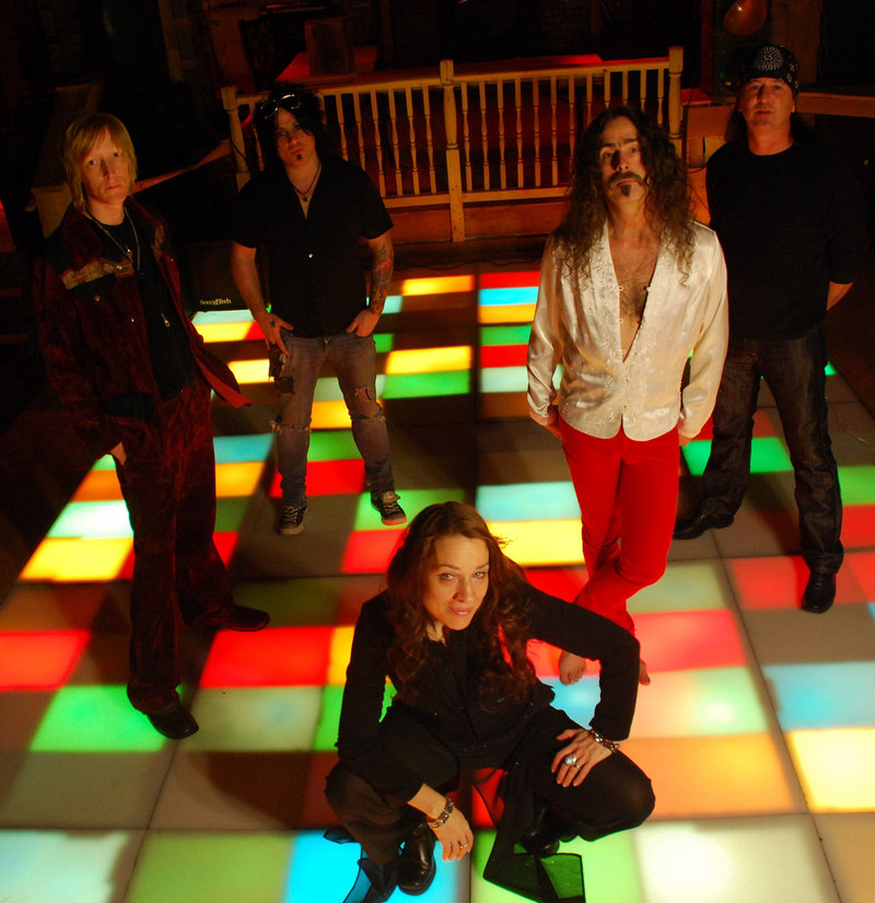 Heart Shaped Rock: singer Sheridan Giordano, drummer Sonny Robinson, guitarists/vocalists Pete Giordano and Tom Hall, and bassist Pete Chaisson.