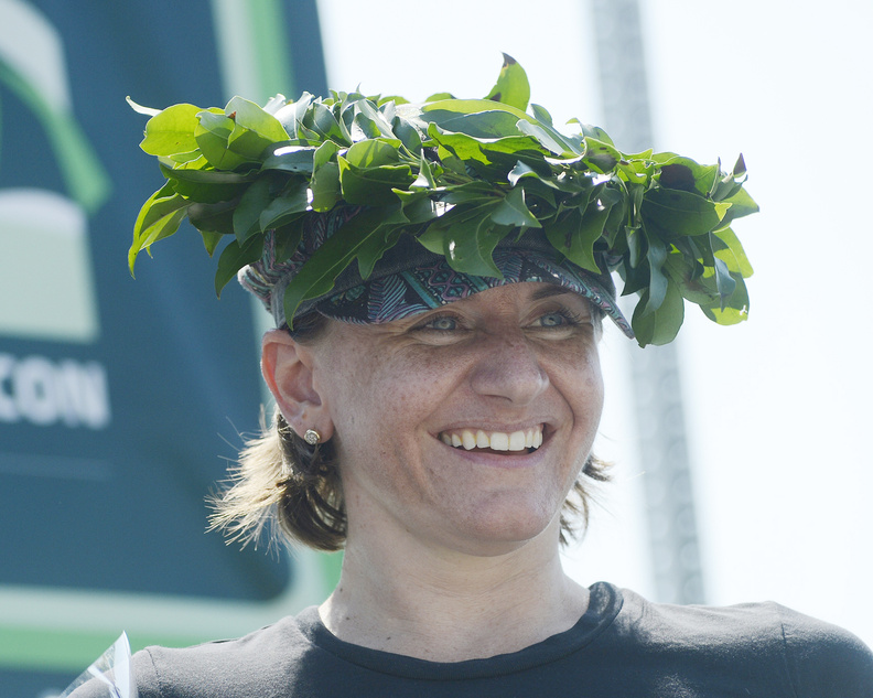 Former Boston Marathon champ Cheri Blauwet won the Beach to Beacon women’s wheelchair title in her first try.