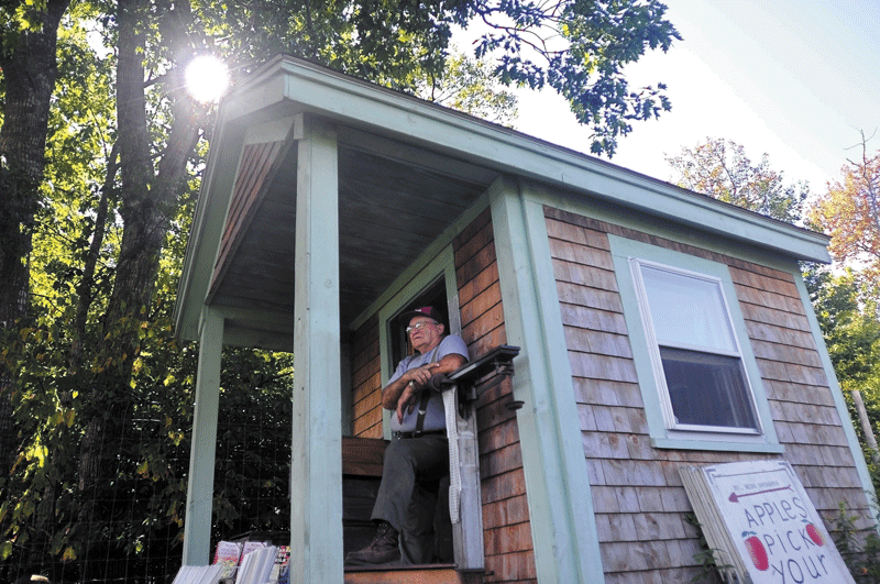 APPLE MAN: Manley Damren waits by the scales for customers picking apples at Nebo Mountain Orchards in Mount Vernon in this Sept. 24, 2009, file photo. Damren, who was killed Tuesday night when a car hit him as he drove a lawn tractor near his home, was remembered by one neighbor as “a very hard working man.”