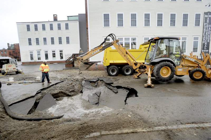 Portland Water District crews work to repair a 20-inch water main break at 128 Somerset St. in Portland's Bayside neighborhood Wednesday, December 19, 2012.