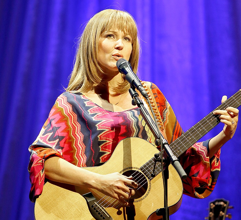 Jewel opened with “Near You Always” from “Pieces of You,” and then performed a 16-song set that ranged through much of her catalog and also contained a couple of unreleased tracks.