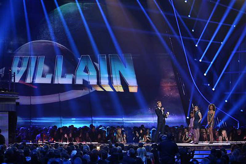 Tom Hiddleston accepts the award for best villain for "The Avengers" at the MTV Movie Awards in Sony Pictures Studio Lot in Culver City, Calif., on Sunday.