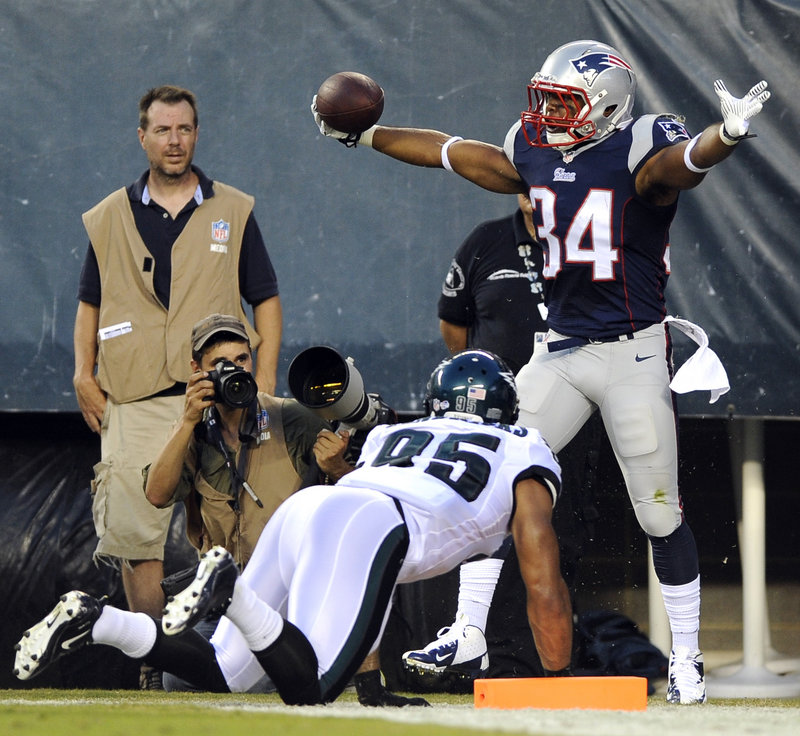 Shane Vereen of the New England Patriots celebrates Friday night after scoring on a 13-yard touchdown pass from Tom Brady against the Philadelphia Eagles. Linebacker Mychal Kendricks couldn’t keep up with Vereen.