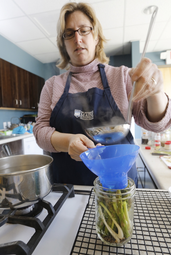 Step 3: Pour the brine into the jars