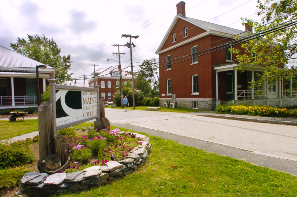 Students will be able to transfer up to 35 credits between the University of Maine System and the community college system under an agreement announced Monday.